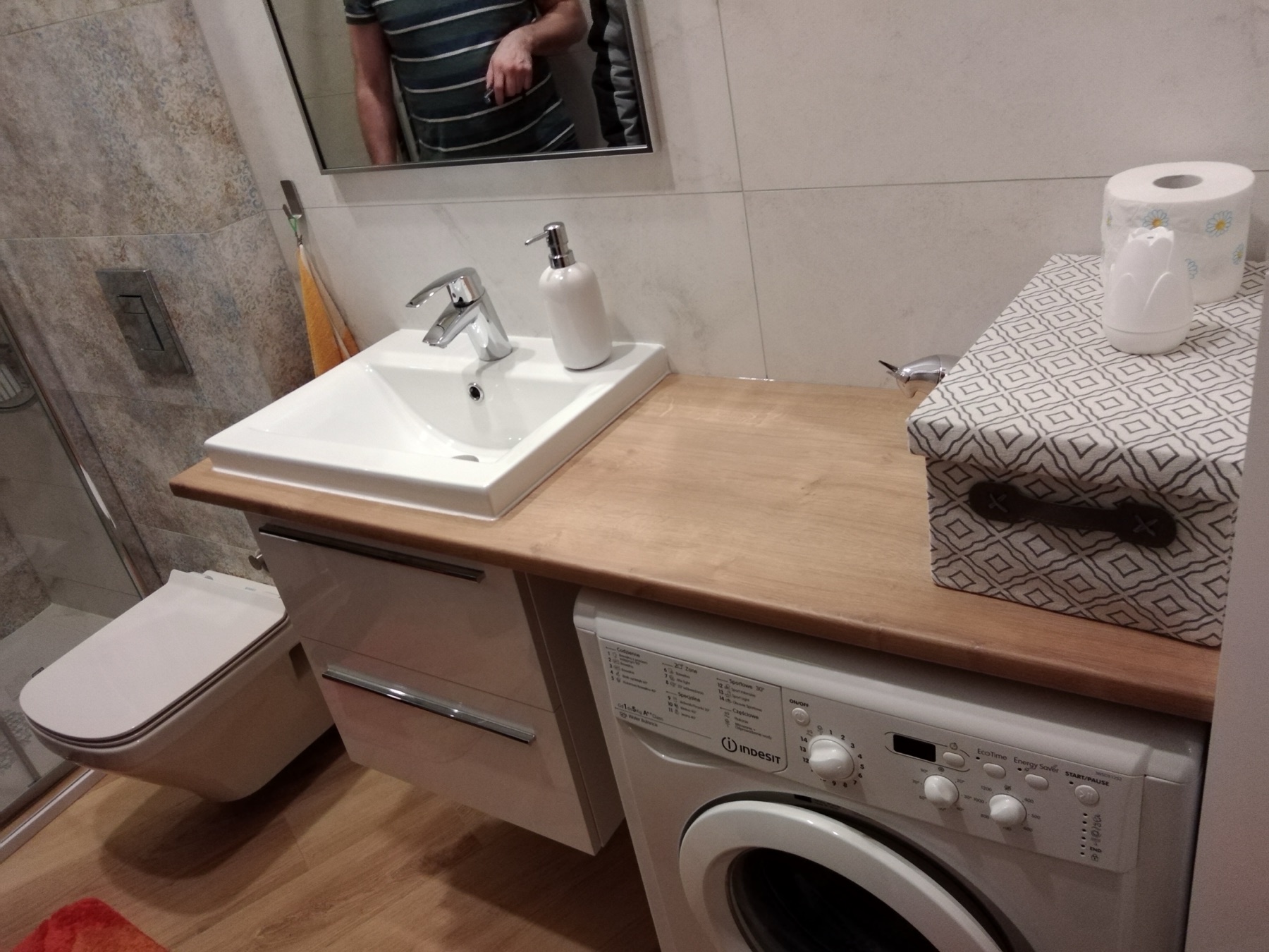Umywalka na drewnianym blacie nad pralką w łazience na Próchnika